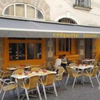 Creperie jaune inside