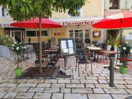 Le Pasturier inside