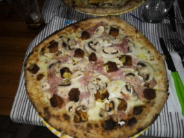 Pizzeria Italia food