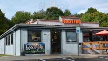 Hooters outside