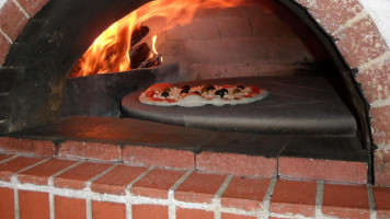 Pizza Des Vents food