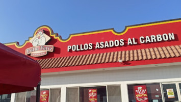 Pollo Feliz outside