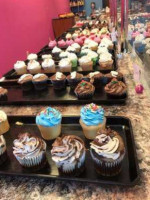 Temi's Cakery food