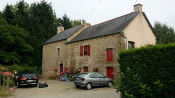 La Maison Neuve outside