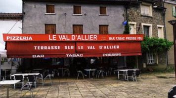 Pizzeria Le Val D Allier inside