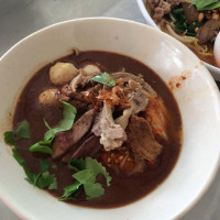 ร้านก๋วยเตี๋ยวเรือลุงห้าง ณ บ้านแพ้ว food