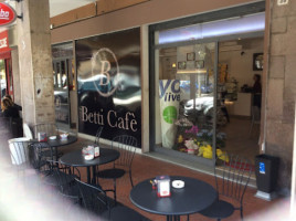 Betti Café Apericena food