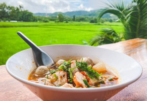 ร้านก๋วยเตี๋ยวห้อยขาหน้าสวน food