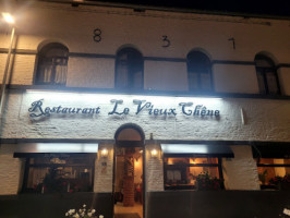 Le Vieux Chene outside