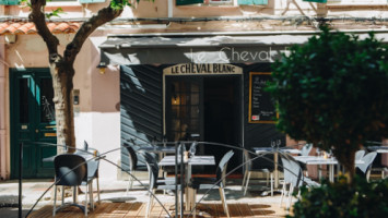 Le Petit Cheval Blanc inside