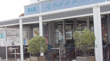 Le cafe de la place outside