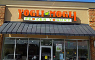 Yogli Mogli outside