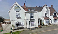 The Queens Head Inn outside