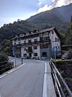 Ponte Del Baffo outside