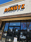 Wongz Donutz outside