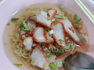 บะหมี่เกี๊ยวข้าวหมูแดงเจ้าเก่าหลังมช