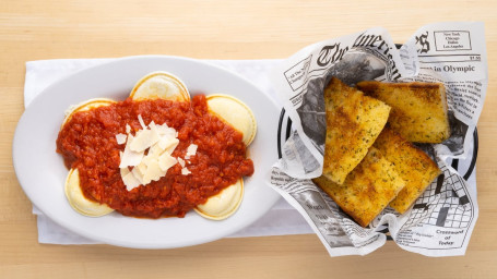 Cheese Ravioli And Garlic Bread