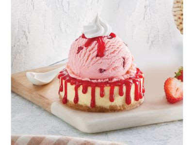 Jordbæris Med Strawberry Sauce Cheesecake Sundae