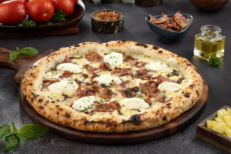 Naples Crispy Bacon White Sauce Pizza With Burrata Cheese