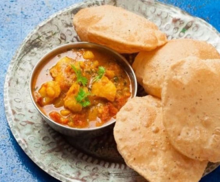 Poori Aur Aloo Matar Sabzi