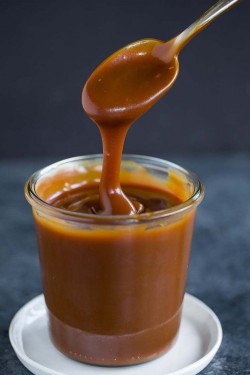 Banan, Valnøddepralin Og Saltet Karamelsauce