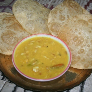 Luchi With Cholar Dal 4 Pcs Luchi