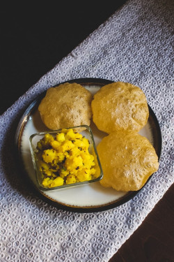 4 Poori With Sabji