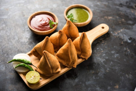 4 Samosas With Chutney