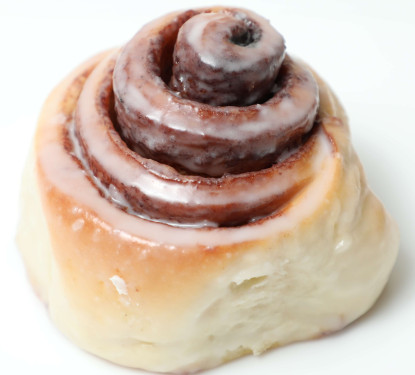 Classic Cinnamon Roll With Sugar Glaze Frosting