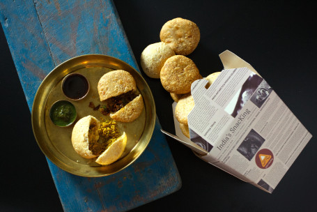 Mixed Kachori Bucket (10 Pcs)