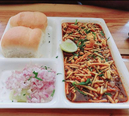 Misal Pav (Butter)