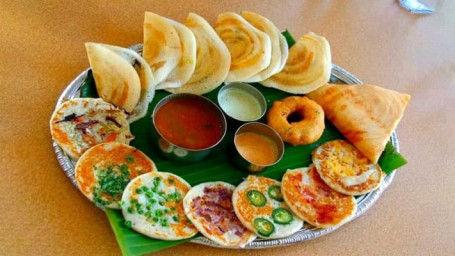 Jain 1 Tomato Uttapam, 1Pc Idli, 2Pc Vada Served With Chutney