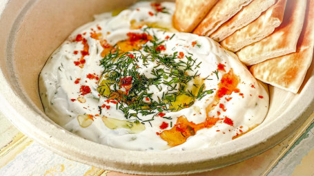 Cacik (Tzatziki) With Warm Pita