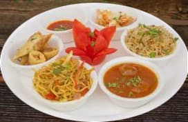 Veg Chow Main , Veg Manchurian , Fried Rice, Spring Roll 6 Pcs , 5 Veg Momos , Mevnies, Chutney