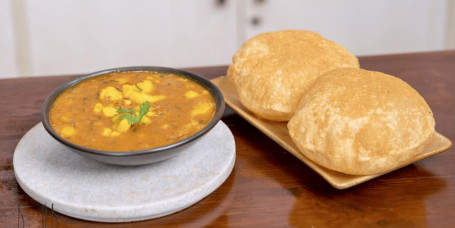 Poori (4 Pcs) With Aloo Ki Sabzi