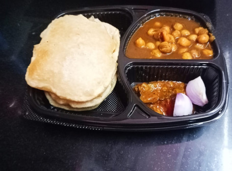 6 Poori With Chole