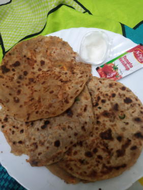 Aalu Paratha With Raita