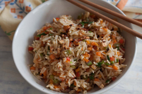 Burnt Garlic Veg Fried Rice With Schezwan Dip