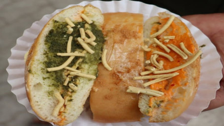 Green Chutney With Sev Maska Bun