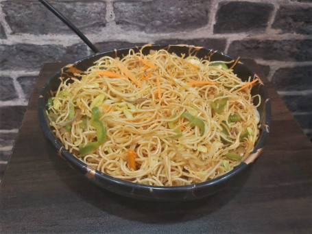 Hakka Noodles (Veg/Chicken)