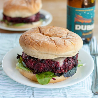 Vegansk Burger Med En Drink