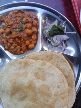 (4Pcs)Poori Chole (Serves With Salad And Chutney)