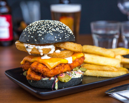 Buffalo Chicken Burger Med Pommes Frites