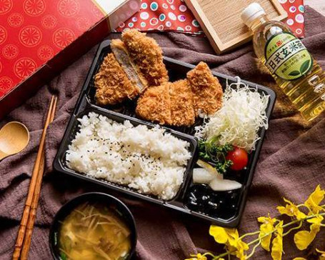 Lǐ Jí Jī Pái Biàn Dāng Yōu Huì Zǔ Hé Jiā Zèng Chá Wǎn Zhēng Pork Loin Bento With Chicken Chop