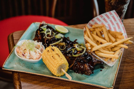 Fuld Stativ Af Klassiske Hoisin Ribben Med Pommes Frites