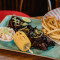 Fuld Stativ Af Klassiske Hoisin Ribben Med Pommes Frites