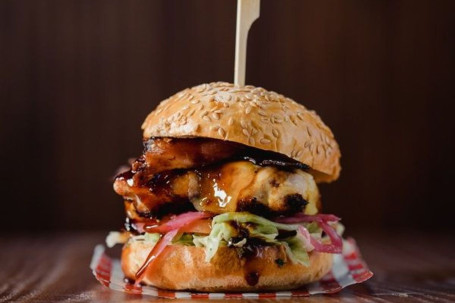 Fredags Glaseret Kyllingeburger Med Pommes Frites