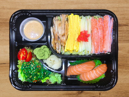 Hé Fēng Lěng Miàn Biàn Dāng Pīn Liǎng Jiàn Sān Wén Yú Shòu Sī Cold Noodle Bento Plus Salmon Nigiri (2Pcs)