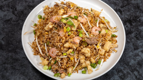 25. Combination Fried Rice Běn Lóu Chǎo Fàn