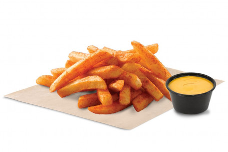 Almindelige Krydrede Pommes Frites Med Nacho Ostesauce